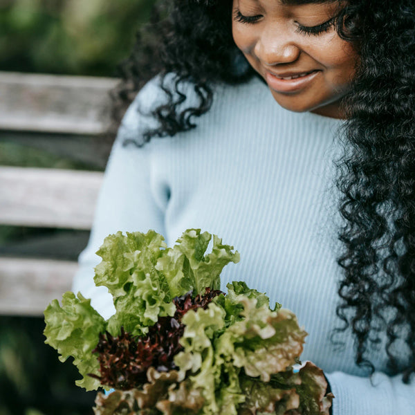 Vegane Ernährung: Frau mit Salat