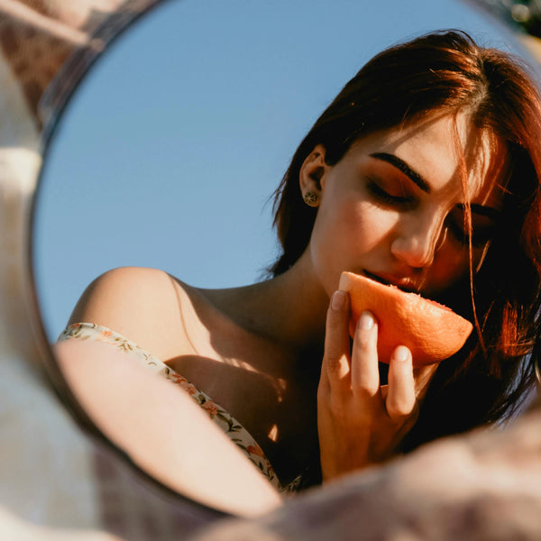 Zink und Vitamin C: Frau isst Orange