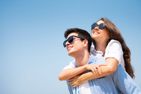 casal usando óculos de sol de lente polarizada