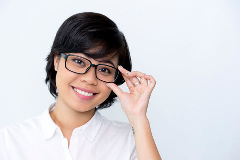 mulher de rosto redondo usando óculos quadrado