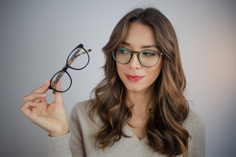 mulher escolhendo modelo de óculos de descanso