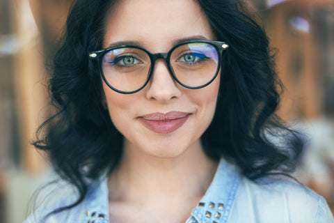 mulher usando óculos de tipo gatinho