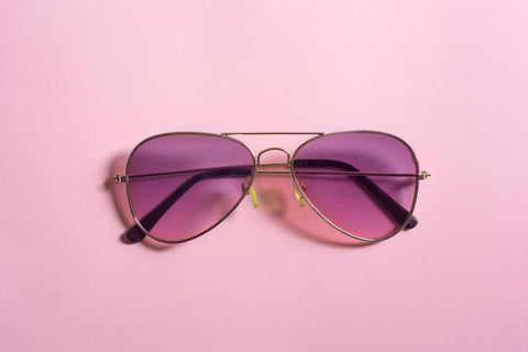 óculos aviador em fundo rosa