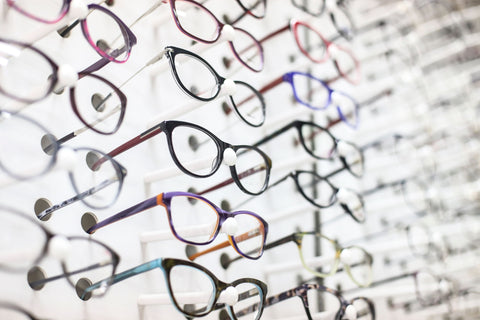 óculos de descanso suspenso na vitrine em várias cores