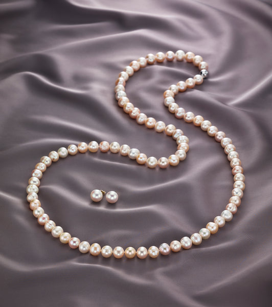 Perlenkette auf Seidentuch