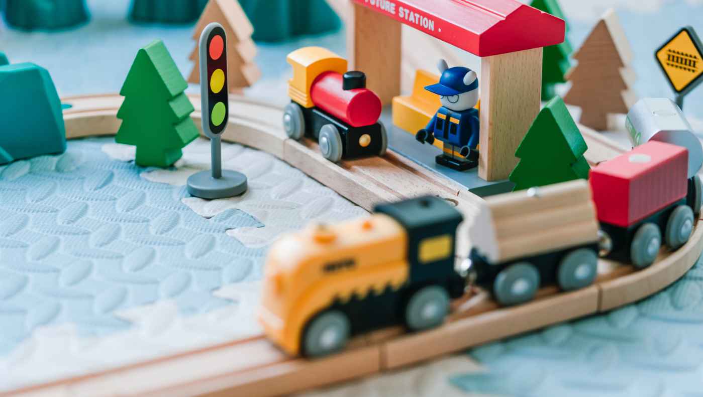 Dječja igračka vlak i figurice na stanici