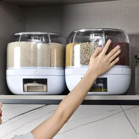 The 360 ​​degree rotating rice dispenser in white. The dispenser has six compartments for food and is pest resistant. You see two food dispensers next to each other in the cupboard.