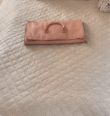The luxurious travel bag with separate clothing compartment in pink. The travel bag is suitable for both hand luggage and hold luggage and is available in different colors. No more wrinkled clothes.