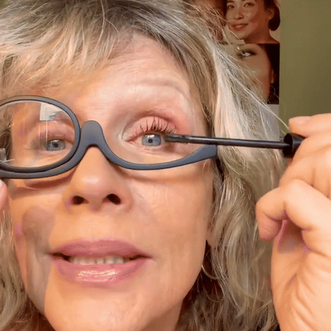 De BeautyLens Make-up Bril wordt gedragen door een dame die haar make-up doet.