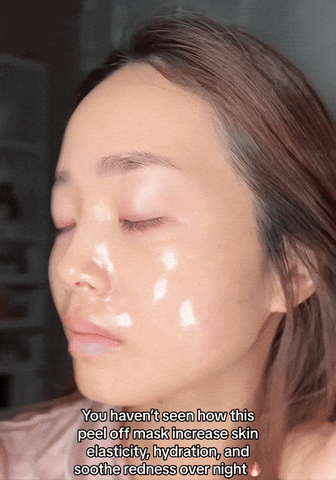Een dame heeft het biologische collageen gezichtsmasker van Biodance op haar gezicht.