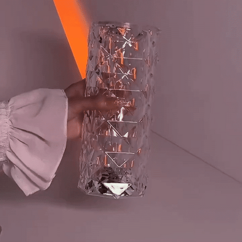 De Luminique Led Kristal Lamp staat eerst uit en daarna aan. De led kristal lamp is met de hand te bedienen en heeft 16 verschillende kleuren.