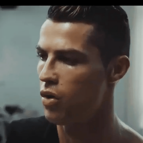 Ronaldo trägt den EMS-Trainer für den Bauch und zeigt die Ergebnisse.
