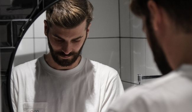 homme barbe salle de bain hygiène rasage