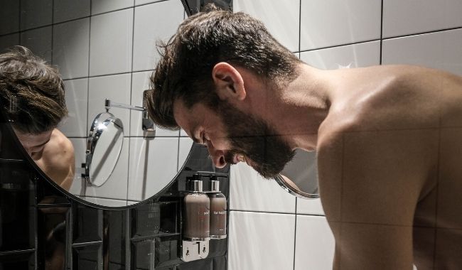 homme brun salle de bain prendre soin de sa peau