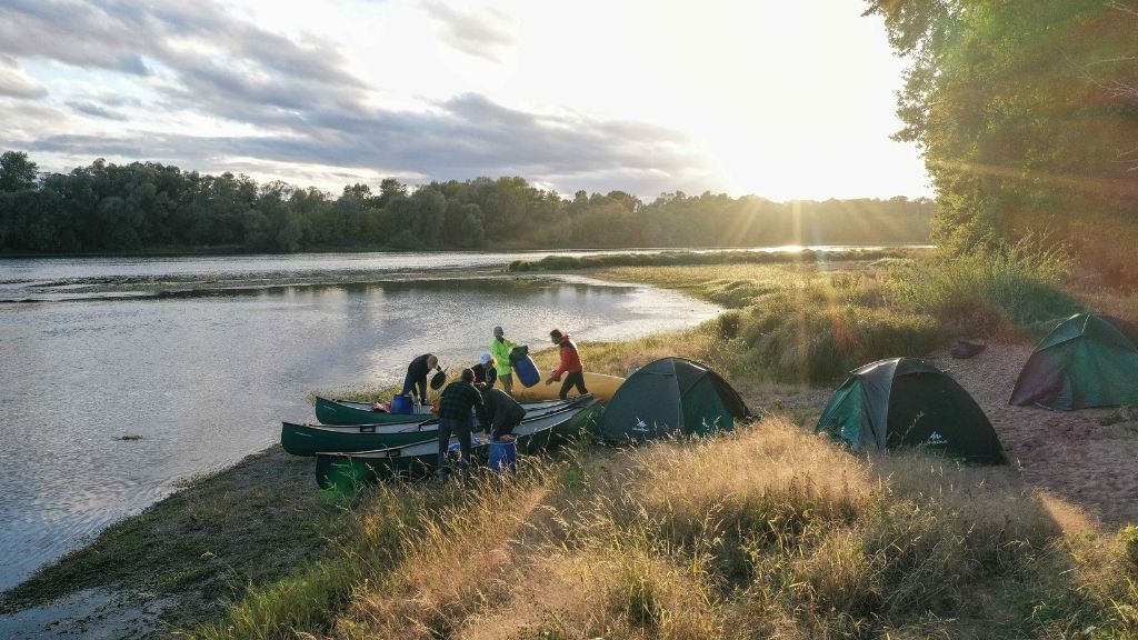 Installation du camp et des tentes au bord de la Loire avec les canoës