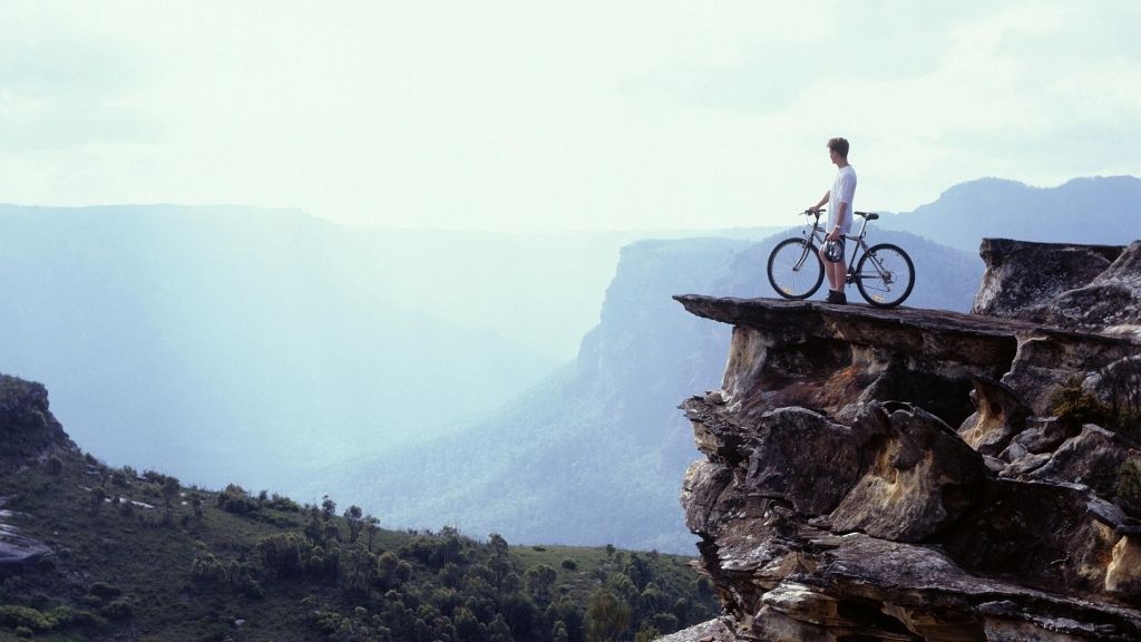 VTT, vélo en montagne, pause pour oberver la vue et la nature