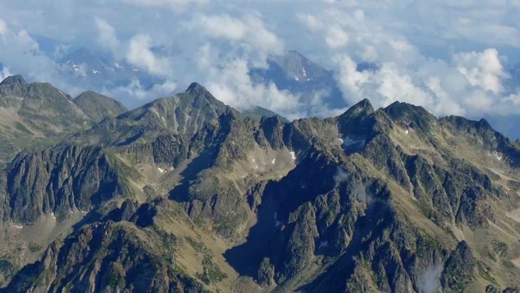 Vue sur la chaine de montagne des pyrénées