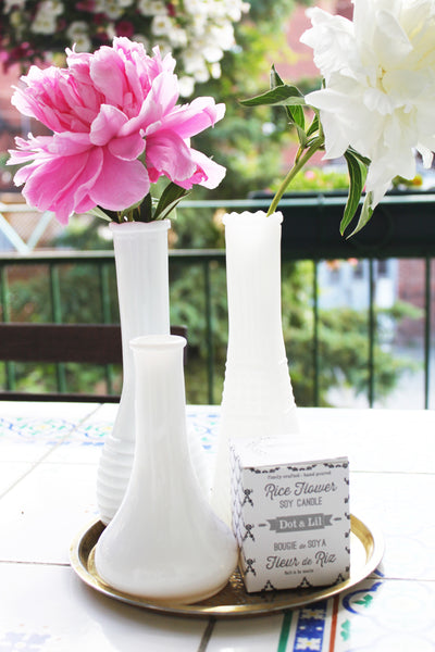 vase en verre de lait vintage avec pivoines