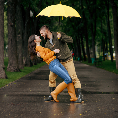couple-dancing-in-the-rain