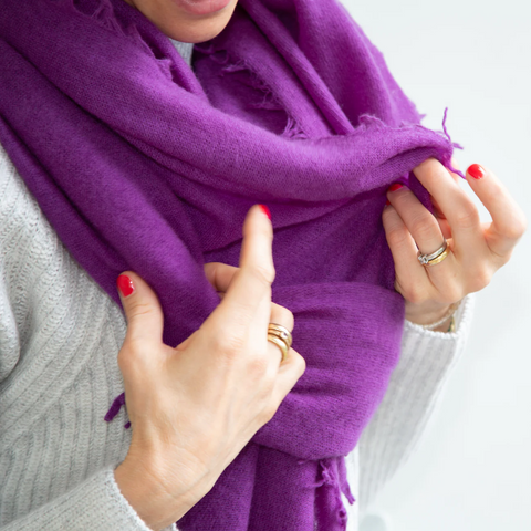 Warmer Damen Schal aus 100% Kaschmir in kräftigem Lila für den Winter