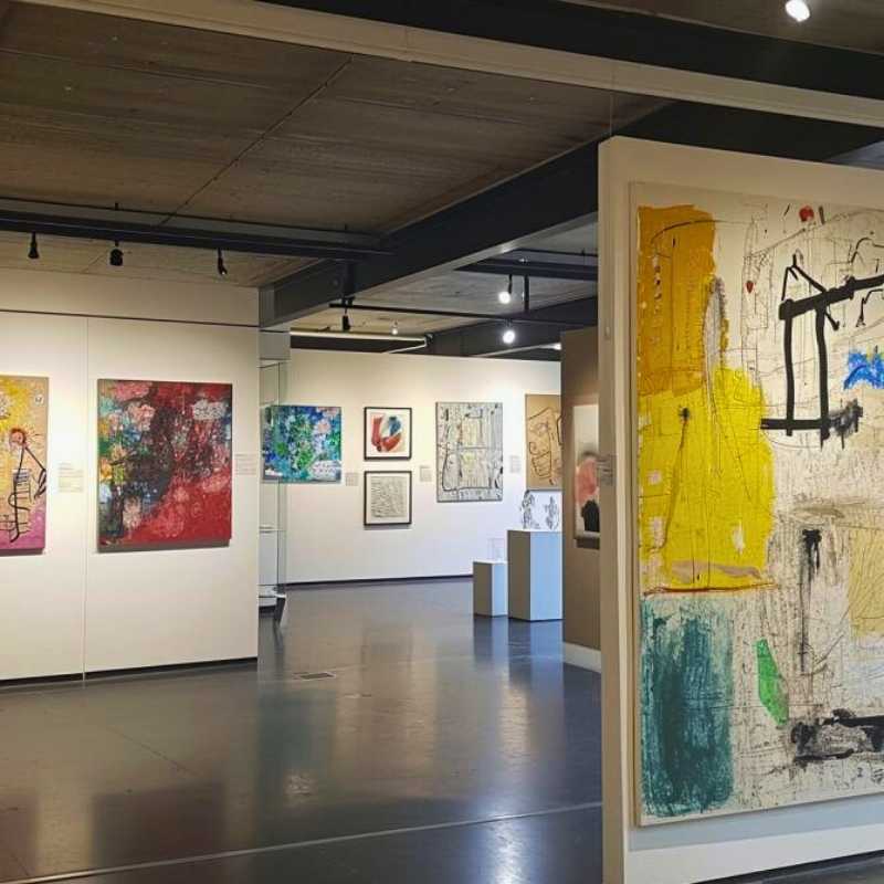 Vue artistique des expositions contemporaines en Abstraction Lyrique, mettant en scène des galeries d'art modernes et des œuvres exposées