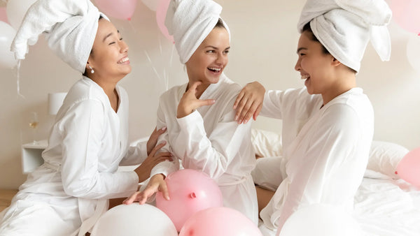 après-midi au spa entre amies en robes de chambre