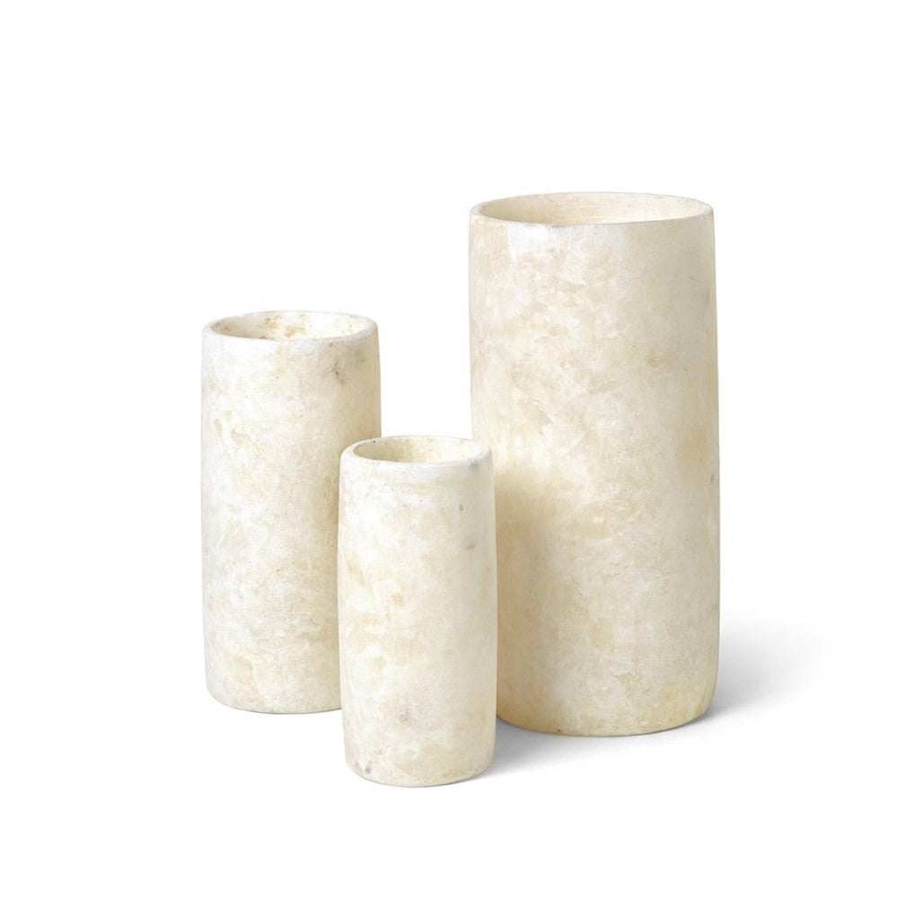 Tre ljustakar med form av cylindrar i vit alabaster