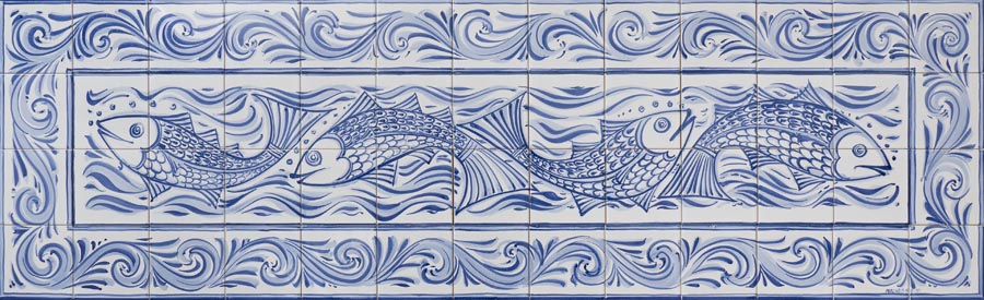 Um mural de azulejos com peixes nadando