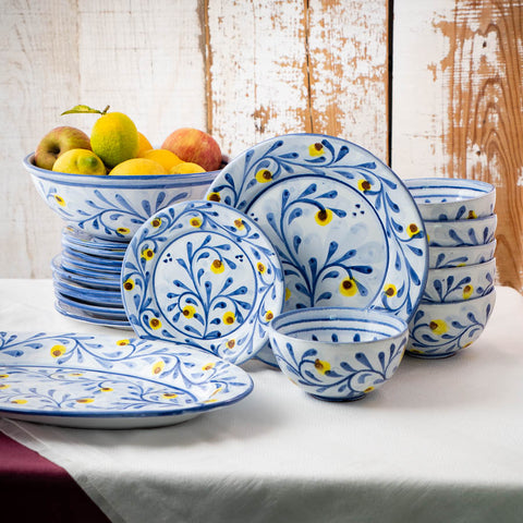 A dinner service in Wild Berry design