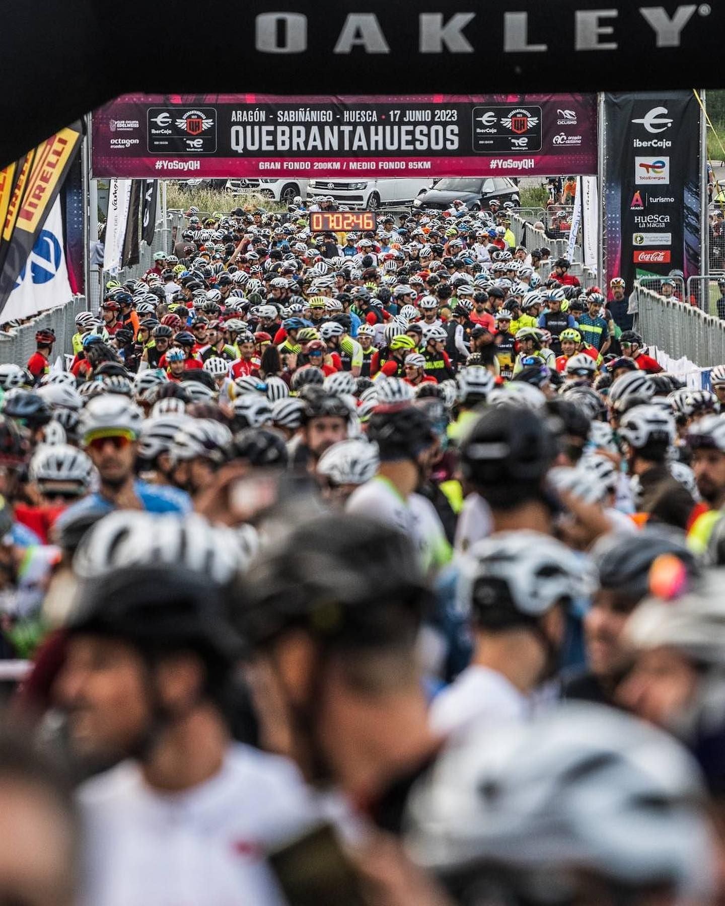 ciclistas en pleno recorrido de la Quebrantahuesos 2025 subiendo puerto de montaña durante la marcha cicloturista