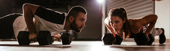 Sportler beim Training mit Kurzhanteln