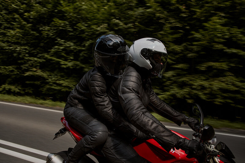 Motocyklista z plecakiem na motocyklu