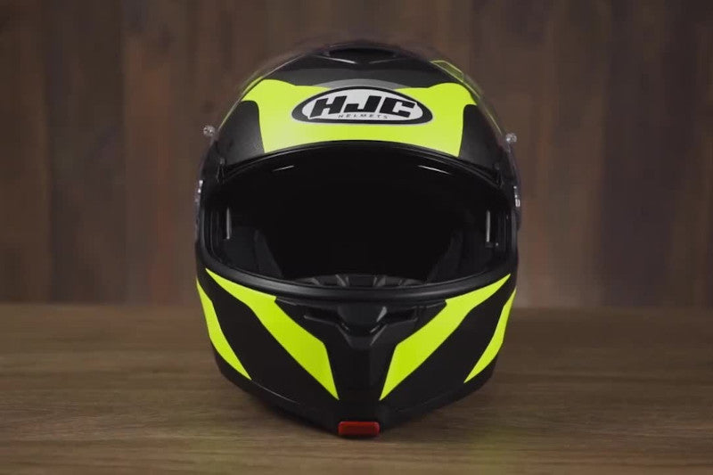 kask HJC C91 na ladzie drewnianej