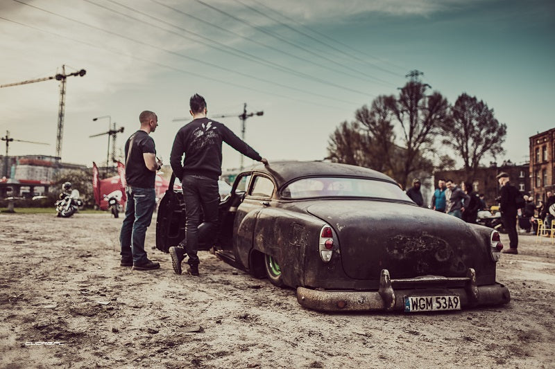 mężczyźni obok niskiego samochodu na motocykl na wydarzeniu: Bell Custom Piknik