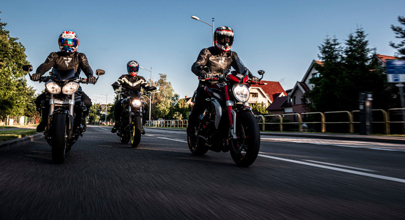 Trójka motocyklistów jedzie w grupie