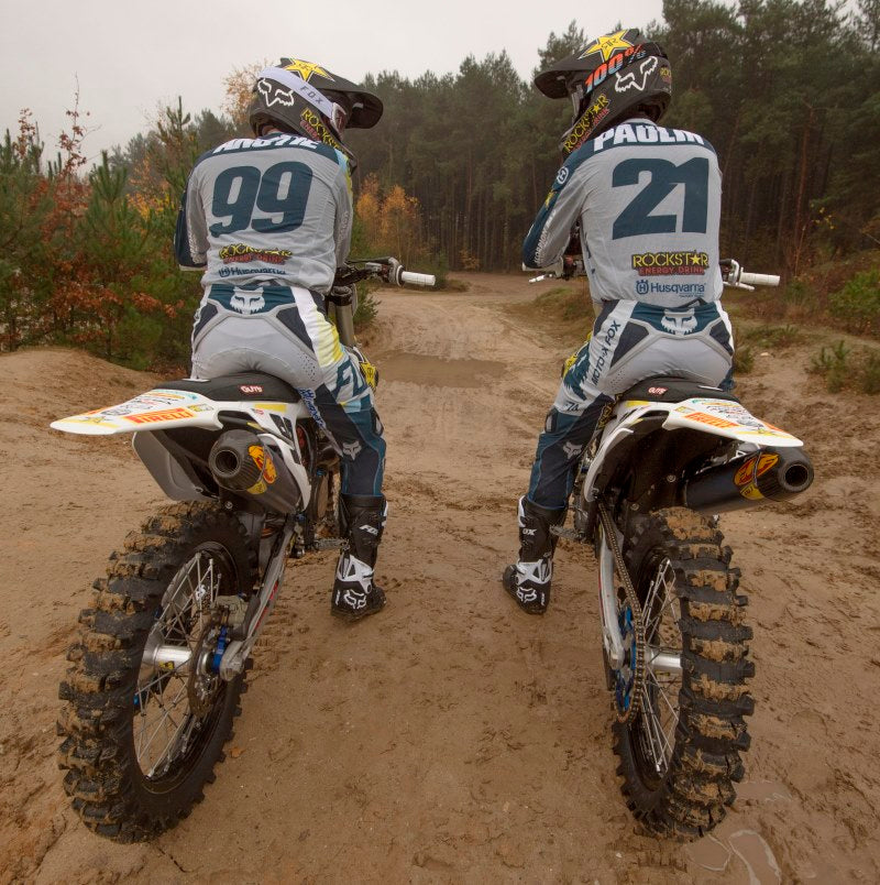 dwóch motocyklistów na leśnej drodze zdjęcie od tyłu 