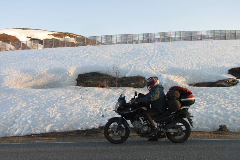 Jacek Buszka na motocyklu w kasku HJC-FG-15 na tle śniegu