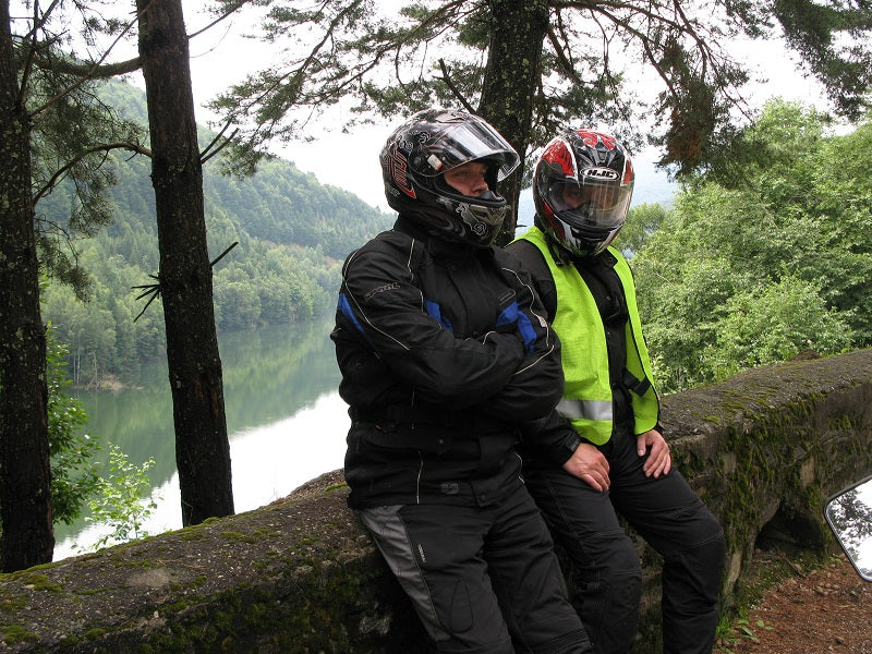 motocykliści w kasku HJC-FG-15 oraz Jacek Buszka