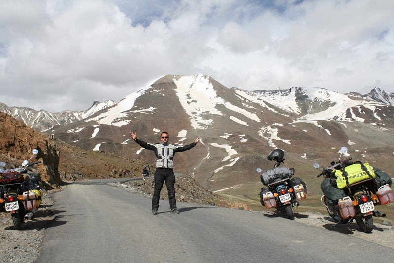 motocyklista w Himalajach