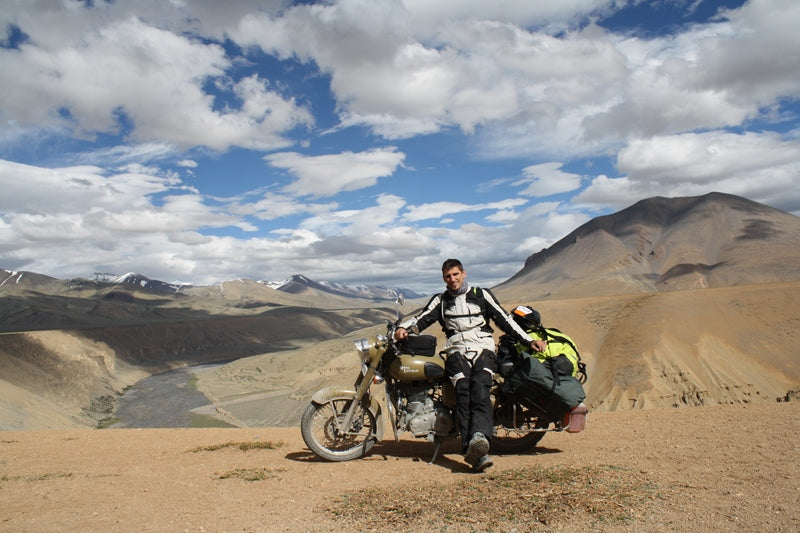 motocyklista w Himalajach 