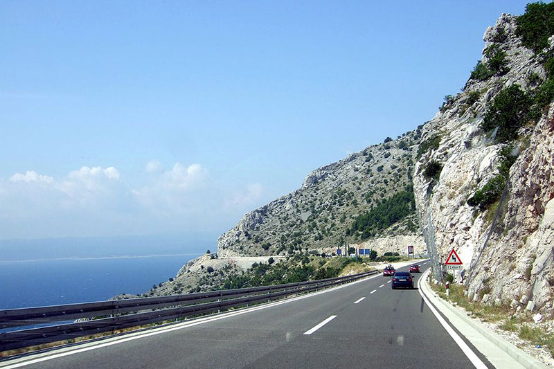droga asfaltowa między górami a morzem