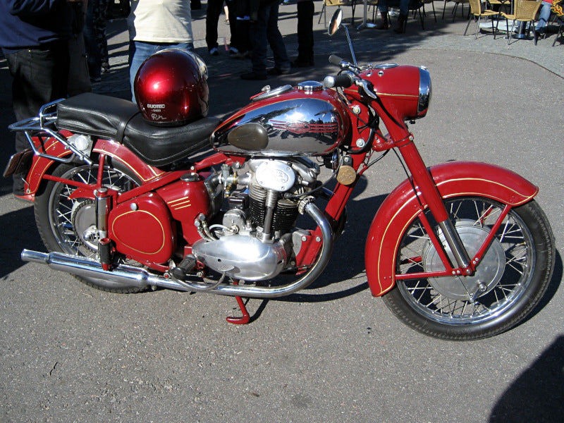 Czerwony motocykl Jawa 500 OHC