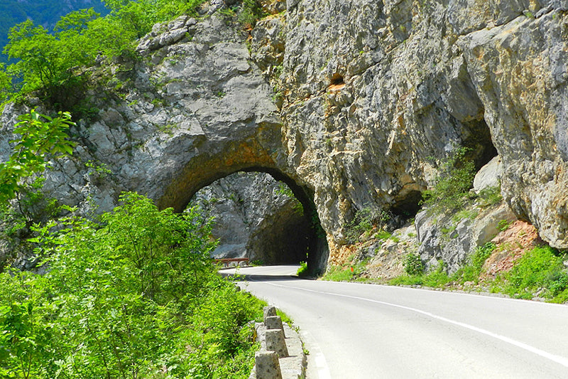 Czarnogóra Kanion Pivy skalny tunel