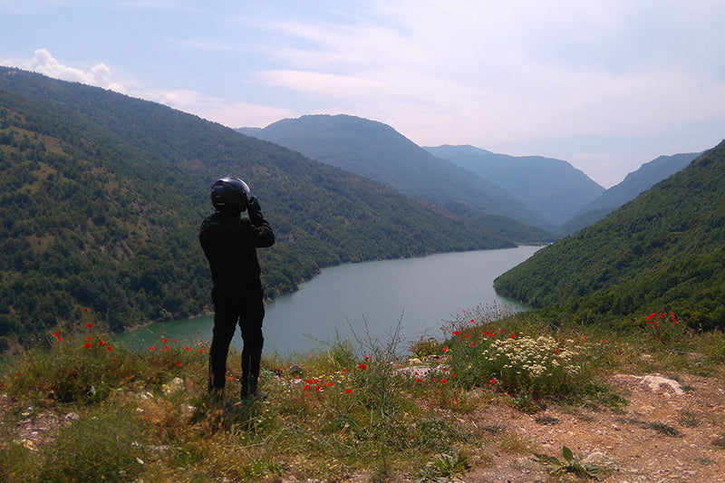 motocyklista ogladajacy Góry i zatokę