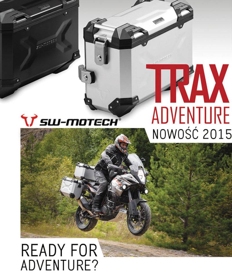 Dwa kufry Trax Adventure nowość w kolorach czarnym i srebrnym, ponizej motocyklista