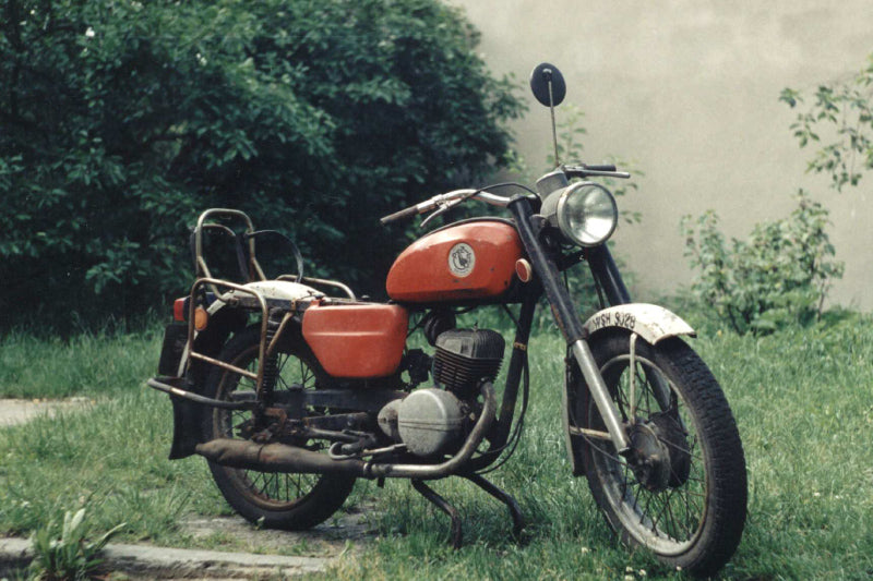 motocykl wsk stoi na trawie