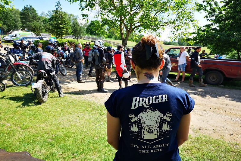 dziewczyna z koszulką ze zjazdu Scrambler Fever Rally 