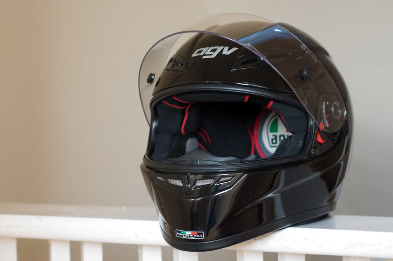 czarny kask motocyklowy AGV