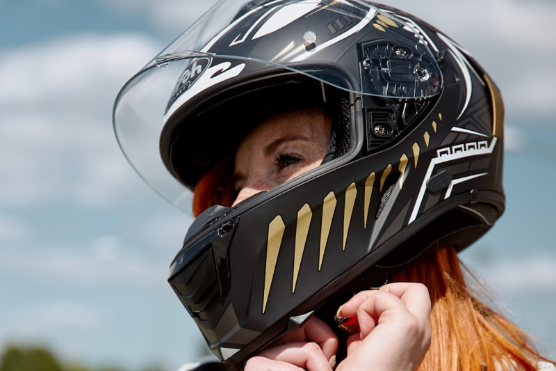 Airoh Spark to bardzo popularny model motocyklowego kasku integralnego w średniej półce cenowej