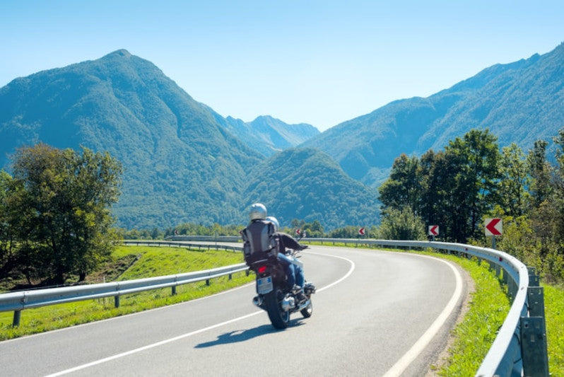 motocykliści w Alpach